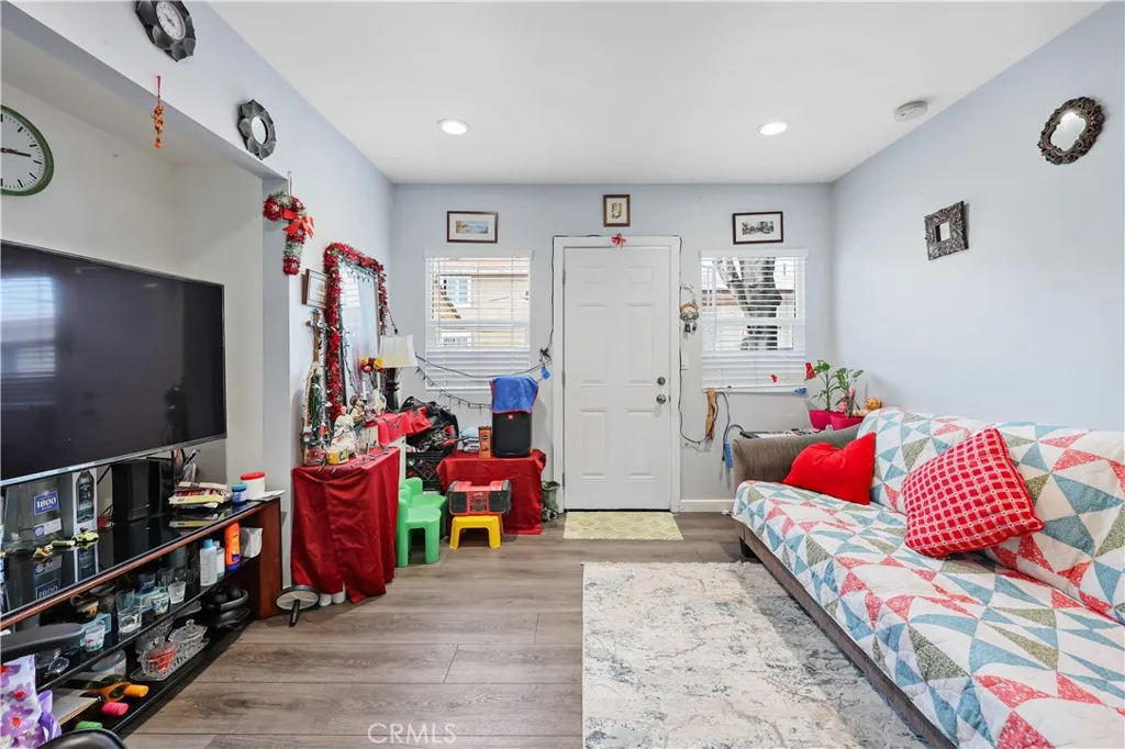 6816 Denver Avenue, Los Angeles, California 90044 home-pic-23